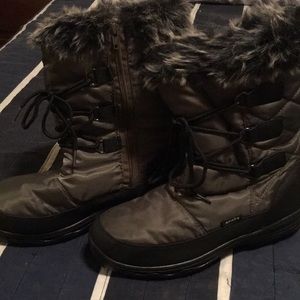 Women’s Snow boots, size 10